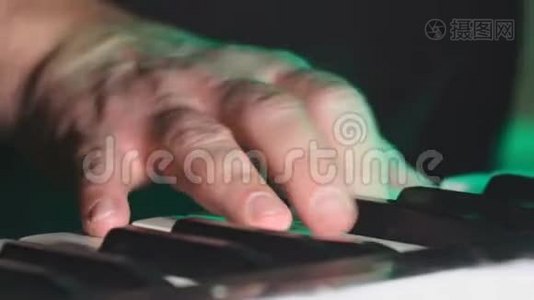 钢琴家或摇滚乐队的键盘手，近距离演奏合成器视频