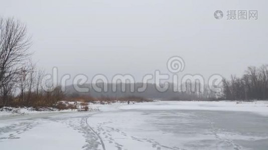 冰冻河流或湖泊的景色。 在远处你可以看到冬天的森林视频