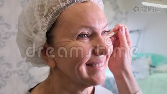 美容医生为一位女士`面部准备了一个化妆品注射，注射透明质酸。 美丽的女人视频