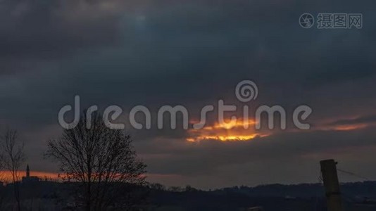 太阳落山的时间在波塞科山的云层后面视频