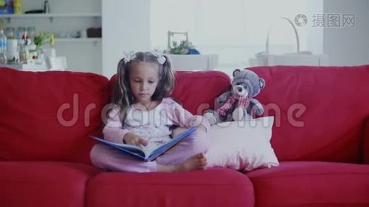 可爱的小孩坐在沙发上看书视频