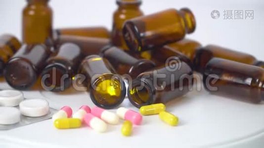 白色背景上的药瓶和多色片。 制作药片、药丸和其他药物视频