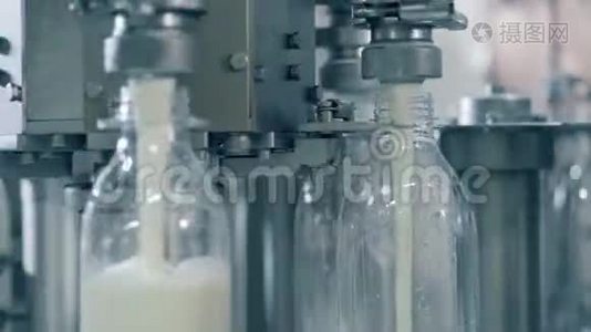 关闭牛奶通过工厂机器倒入瓶子视频