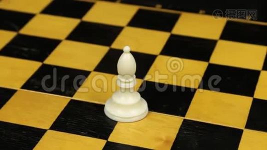 国际象棋主教在玩棋盘特写的中间。 轮换。视频