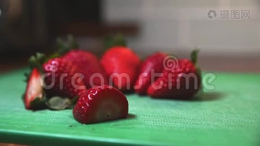 分离的草莓切碎成小豌豆视频