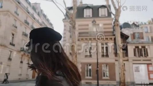 幸福美丽的女人摆姿势微笑，探索巴黎街道与阳光埃菲尔铁塔的背景慢动作。视频