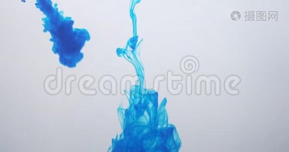 蓝色油漆墨水滴在白色背景的水中。 英气云在水下流动。 孤立的多云烟雾视频