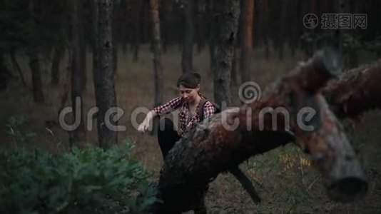 女人在森林的树干上挣扎，放松视频