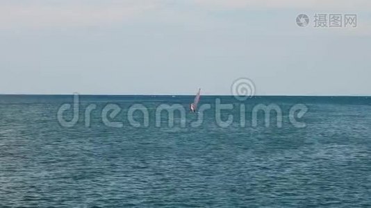冲浪者在海里游泳。视频