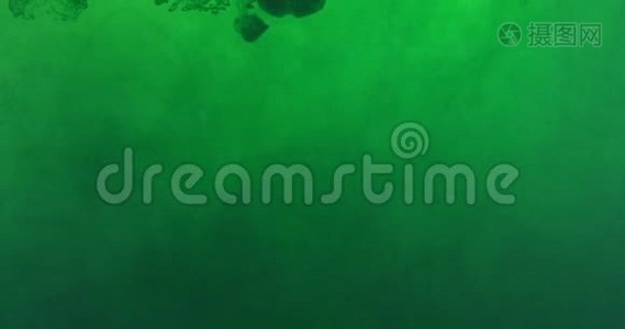 绿色油漆墨水滴在白色背景的水中。 英气云在水下流动。 孤立的多云烟雾视频