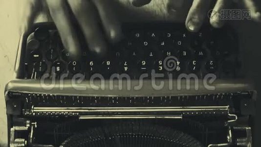 黑白打字在老式打字机上. 在窗边写一封情书，视频