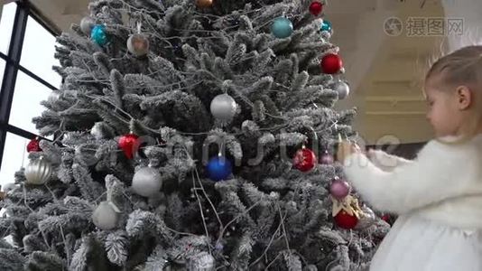 使用玩具帮助装饰圣诞树的小女孩视频