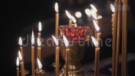 东正教传统。 在灯周围的一个支架上点燃蜡烛..视频