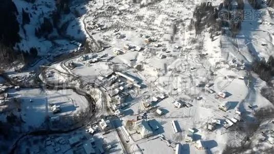 在冬季揭示山区有人居住地区的空中。视频