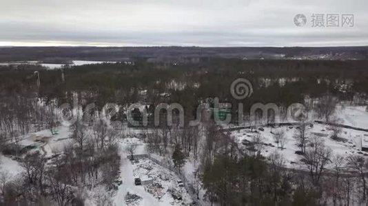 冬季森林中的休闲旅游小屋建筑，空中射击视频