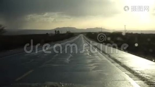 一辆汽车在雷雨时在潮湿的道路上行驶，新墨西哥视频