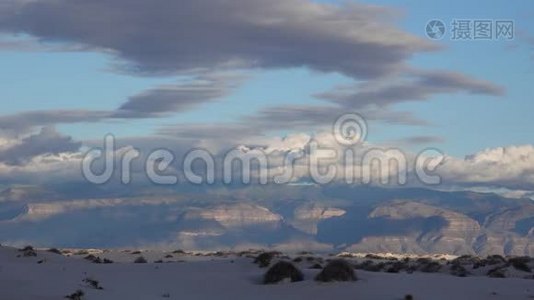 日落时分，在白沙国家纪念碑的沙丘上出现暴风云。 美国新墨西哥视频
