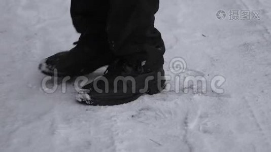 一个人的脚从寒冷中结冰，从脚移动到脚视频