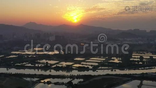 香港边境的乡村绿地及深圳的天际线视频