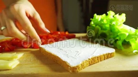 做三明治：把樱桃番茄放在面包上视频
