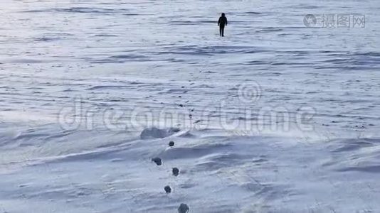 鸟瞰：孤独的人走过雪域的沙漠..视频