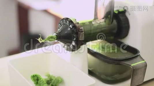螺旋榨汁机从小麦胚芽中挤出果汁。视频