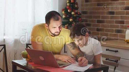 年轻的父亲和在家学习的孩子视频