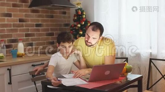 白人家庭。 儿子在做作业视频