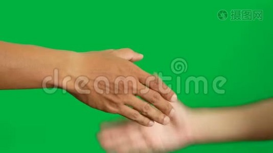 4K.肤色不同的男女在chroma键绿色屏幕上为商业交易协议握手视频