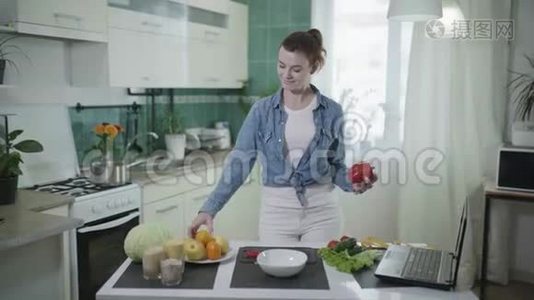 良好的饮食习惯，年轻快乐的女人站在餐桌旁的厨房里，用卷尺测量她的腰视频