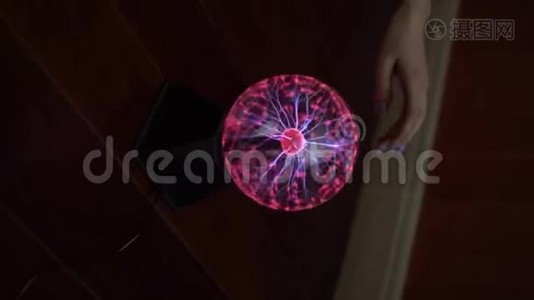 女性手触及等离子球，分布小闪电.. 黑暗中的电实验视频