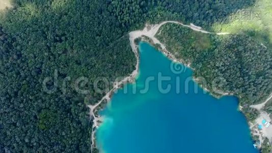 鸟瞰被森林包围的蓝色湖泊。视频