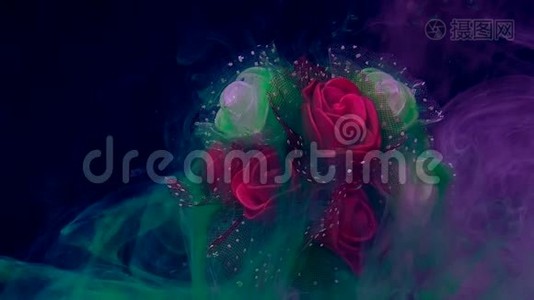 美丽的婚礼花束红白玫瑰在紫丁香的雾。视频