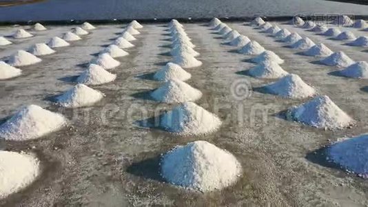 泰国Samut Songkhram的盐产农场利用天然海洋咸水生产视频