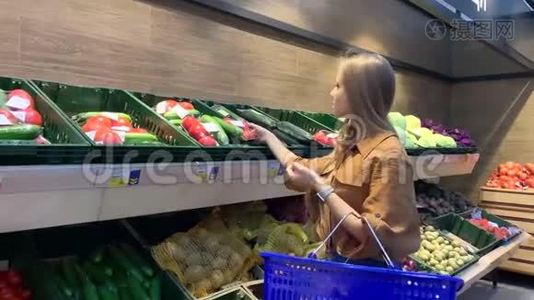 带着购物篮在杂货店挑选新鲜蔬菜的年轻女子视频