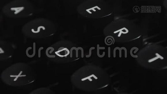 黑白打字在老式打字机上. 在窗边写一封情书，4K视频