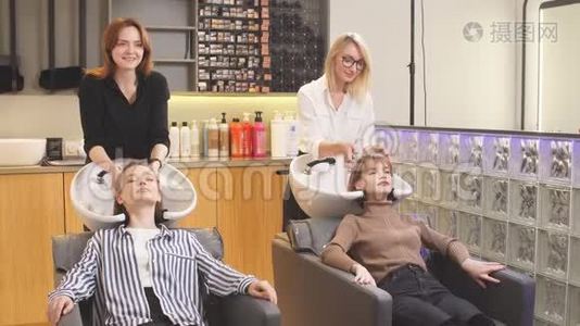 与客户合作的美容院专业美发师视频
