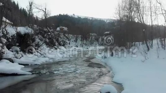空中接近乌克兰山河视频