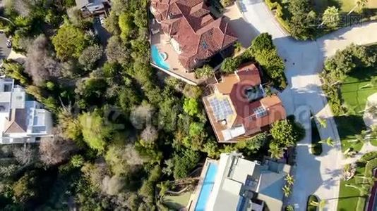 鸟瞰拉霍拉小海岸线城市与富有的别墅和游泳池。视频