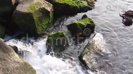 海边的悬崖和海岸波浪。视频