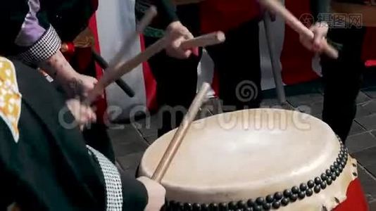俄罗斯莫斯科-2019年7月21日：日本传统文化节日在莫斯科。 音乐家鼓手打太极视频