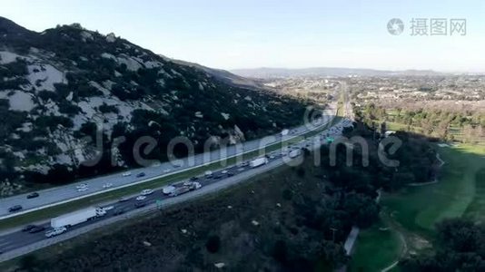 天梅库拉谷高速公路的鸟瞰图。 加州，美国。视频