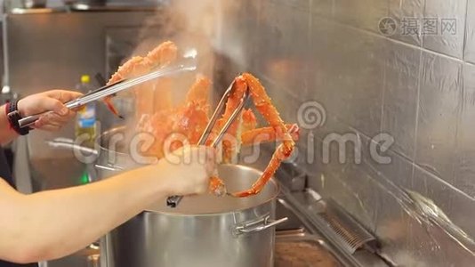 厨师正在厨房里煮螃蟹。视频