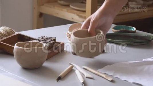 雕塑家陶匠工作室的成品..视频