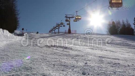 滑雪者在阳光明媚的滑雪坡上滑雪视频