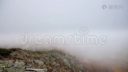 西班牙加泰罗尼亚蒙森尼山脉上空云层的时间流逝镜头视频