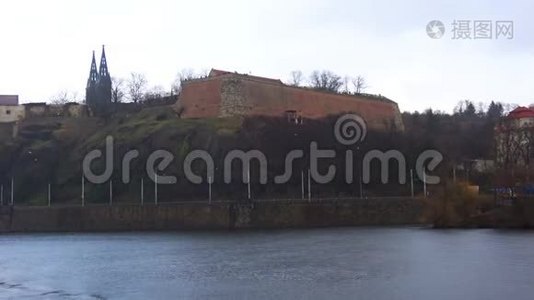在布拉格市的一艘摩托艇上的Vltava河上视频