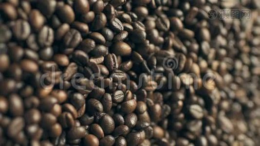 咖啡豆从雄性`手中缓慢地散出视频