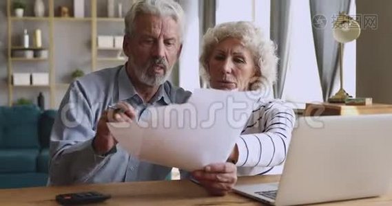 担心的老夫妇核对账单，讨论未缴债务税视频
