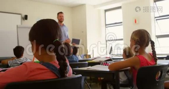 高加索男教师在4k教室教学时使用数字平板电脑视频